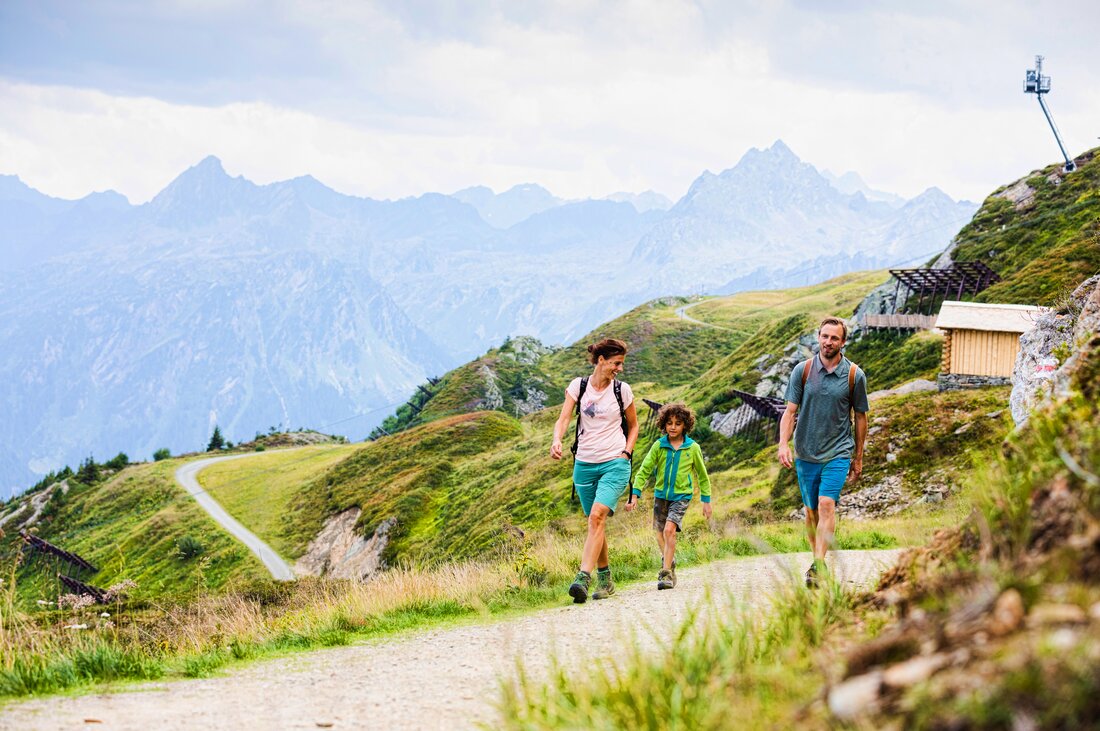 Themenwanderung Vier Barga - Silvretta Montafon | © Silvretta Montafon - Stefan Kothner Eine Famile beim Wandern auf dem Themenweg Vier Barga in der Silvretta Montafon. | © Silvretta Montafon - Stefan Kothner