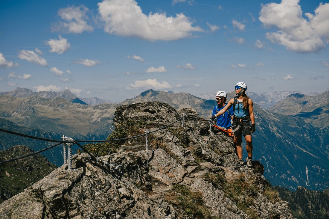 Eine Frau und ein Mann genießen die Aussicht am Klettersteig Madrisella. | © Silvretta Montafon - Vanessa Strauch