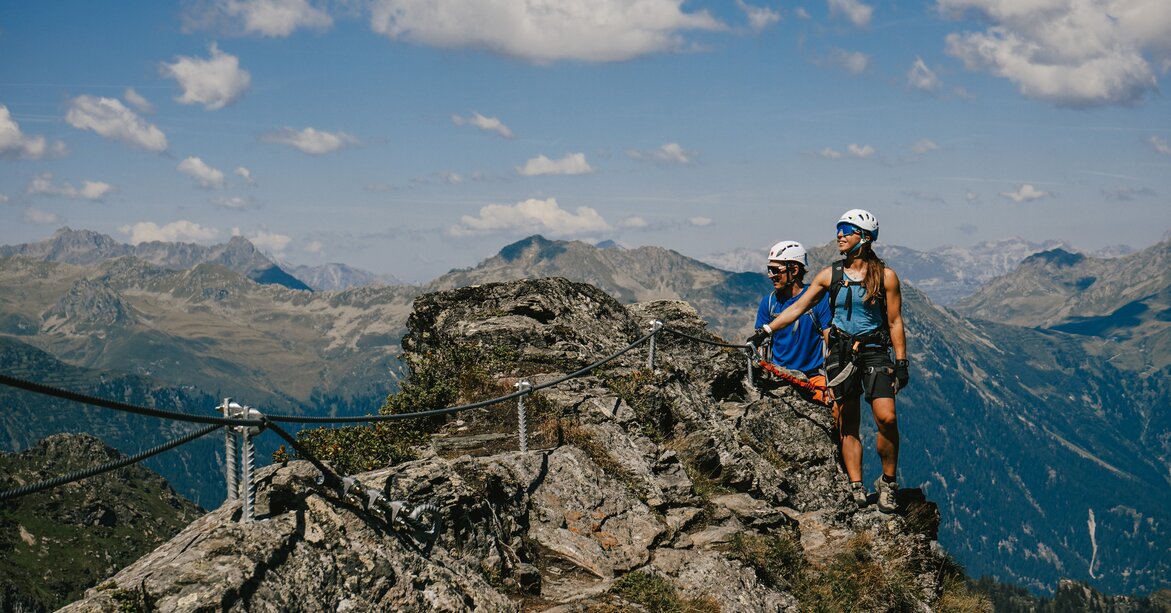 Eine Frau und ein Mann genießen die Aussicht am Klettersteig Madrisella. | © Silvretta Montafon - Vanessa Strauch