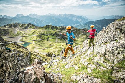 Zwei Kletterer auf der Seibrücke am Klettersteig am Hochjoch in der Silvretta Montafon. | © Silvretta Montafon - Stefan Kothner