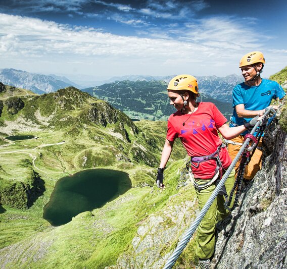 Zwei Kletterer am Klettersteig mit Aussicht ins Seetal am Hochjoch in der Silvretta Montafon. | © Silvretta Montafon - Stefan Kothner