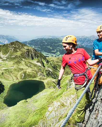 Zwei Kletterer am Klettersteig mit Aussicht ins Seetal am Hochjoch in der Silvretta Montafon. | © Silvretta Montafon - Stefan Kothner