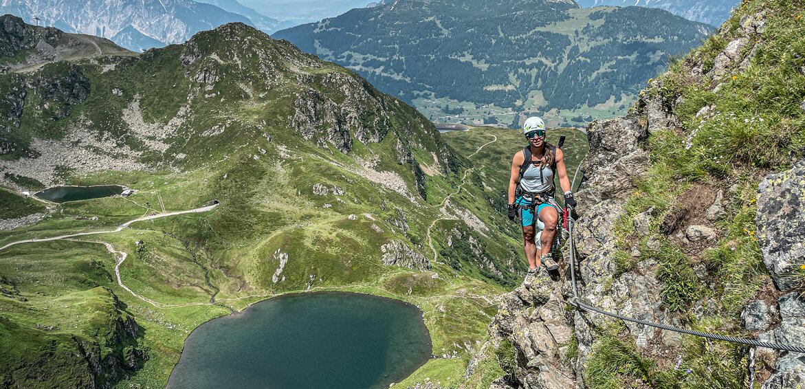 Eine Person am klettern im Klettersteig Silvretta Montafon | © Silvretta Montafon - Stefan Kothner