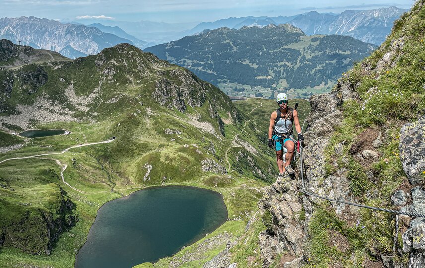 Eine Person am klettern im Klettersteig Silvretta Montafon | © Silvretta Montafon - Stefan Kothner