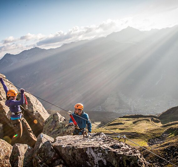 Zwei Kletterer klettern am Klettersteig Burg am Felsen in der Silvretta Montafon. | © Silvretta Montafon - Daniel Zangerl