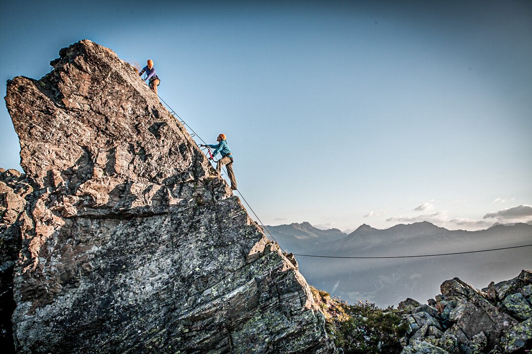 Zwei Kletterer am steilen Felsen am Klettersteig Burg in der Silvretta Montfon. | © Silvretta Montafon - Daniel Zangerl