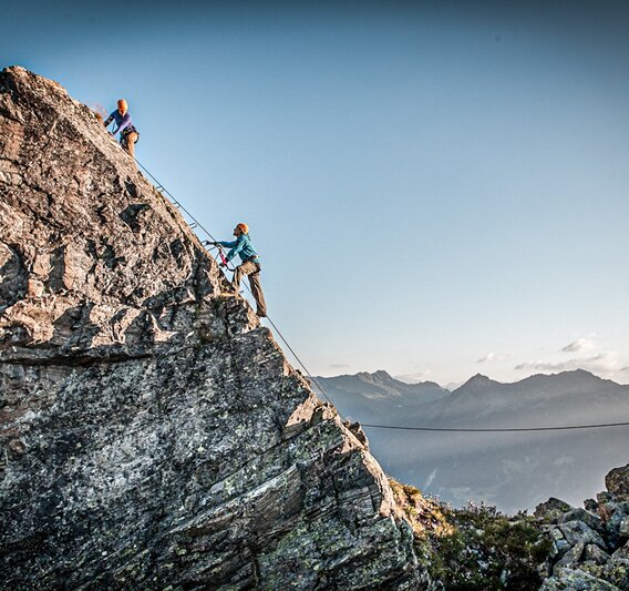 Zwei Kletterer am steilen Felsen am Klettersteig Burg in der Silvretta Montfon. | © Silvretta Montafon - Daniel Zangerl