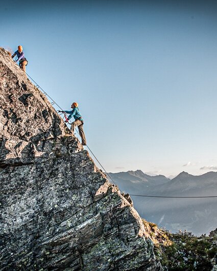 Zwei Kletterer am steilen Felsen am Klettersteig Burg in der Silvretta Montfon. | © Silvretta Montafon - Daniel Zangerl