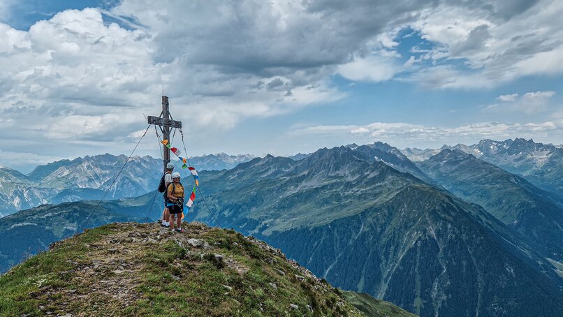 Zwei Personen stehen am Gipfel des Klettersteig Hochjoch in der Silvretta Montafon. | © Silvretta Montafon - Vanessa Strauch