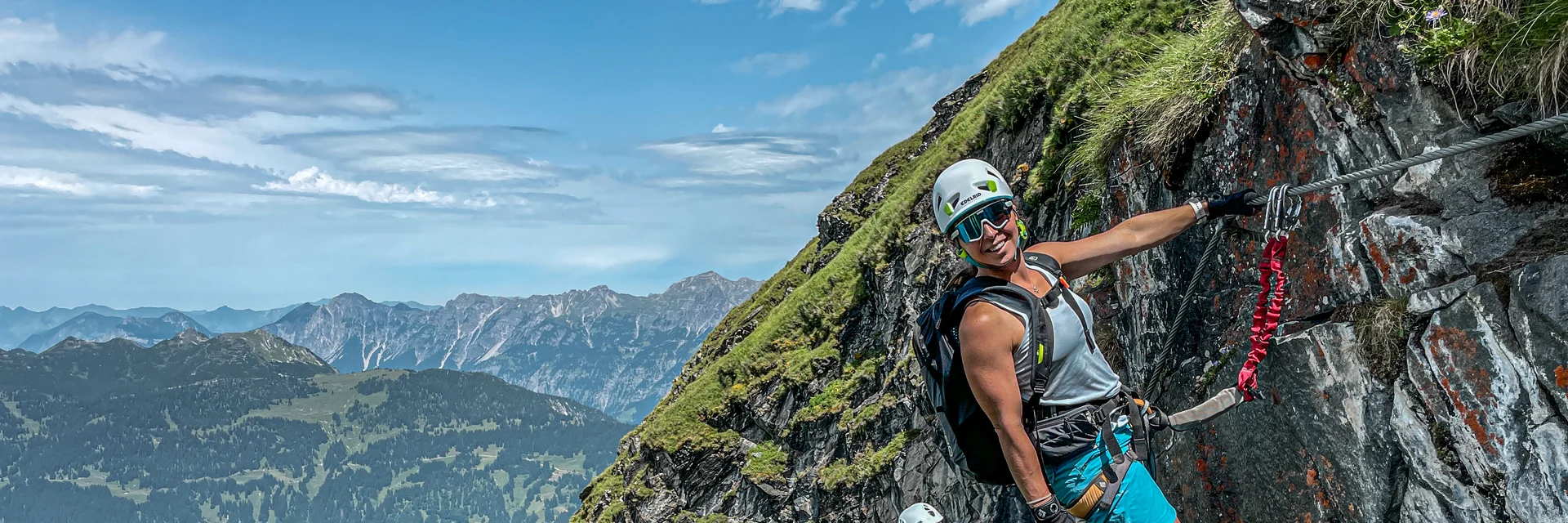 Zwei Kletterer in der Wand am Klettersteig Hochjoch in der Silvretta Montafon. | © Silvretta Montafon - Vanessa Strauch
