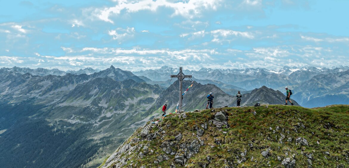Klettersteig Hochjoch - Silvretta Montafon | © Silvretta Montafon - Vanessa Strauch Gipfel von der Ferne am Klettersteig Hochjoch in der Silvretta Montafon. | © Silvretta Montafon - Vanessa Strauch