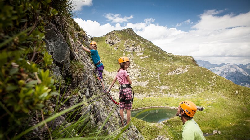 Eine Familie klettert am Klettersteig Hochjoch in der Silvretta Montafon. | ©  Silvretta Montafon - Daniel Zangerl
