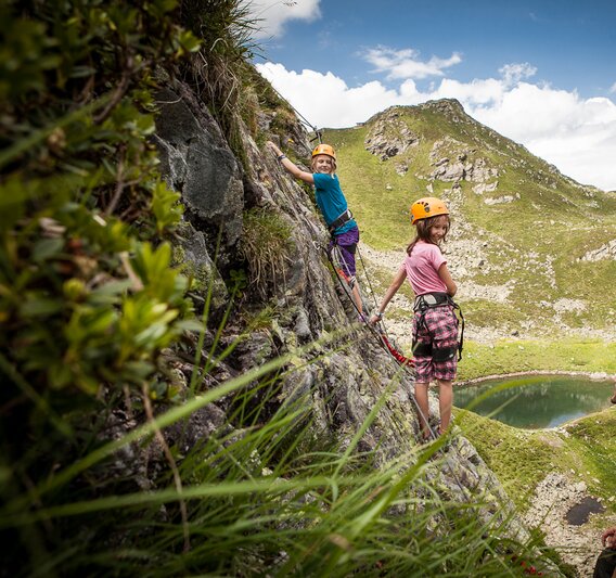 Eine Familie klettert am Klettersteig Hochjoch in der Silvretta Montafon. | ©  Silvretta Montafon - Daniel Zangerl