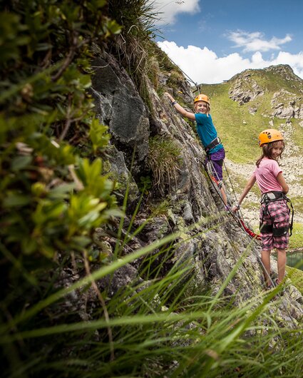 Eine Familie klettert am Klettersteig Hochjoch in der Silvretta Montafon. | ©  Silvretta Montafon - Daniel Zangerl