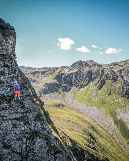 Ein Kletterer in der Wand am Klettersteig in der Silvretta Montafon. | © Silvretta Montafon - Vanessa Strauch