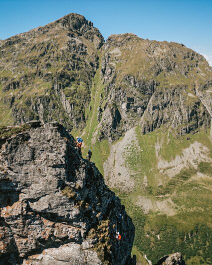 Drei Kletterer am Fels am Klettersteig Madrisella in der Silvretta Montafon. | © Silvretta Montafon - Vanessa Strauch