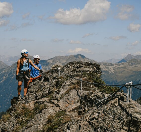 Zwei Personen am Klettersteig Madrisella genießen die Aussicht auf die umliegenden Gipfle in der Silvretta Montafon. | © Silvretta Montafon - Vanessa Strauch