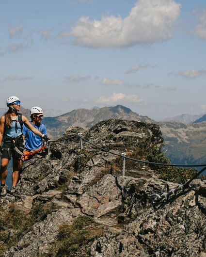 Zwei Personen am Klettersteig Madrisella genießen die Aussicht auf die umliegenden Gipfle in der Silvretta Montafon. | © Silvretta Montafon - Vanessa Strauch