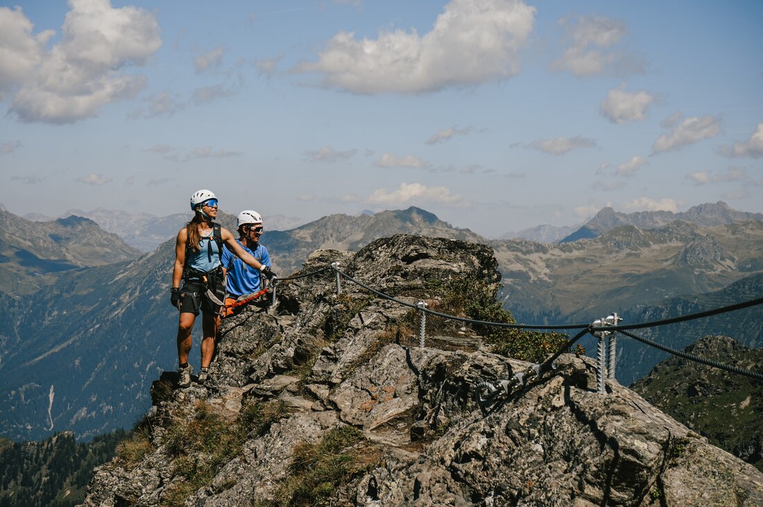 Zwei Personen am Klettersteig Madrisella genießen die Aussicht auf die umliegenden Gipfle in der Silvretta Montafon. | © Silvretta Montafon - Vanessa Strauch