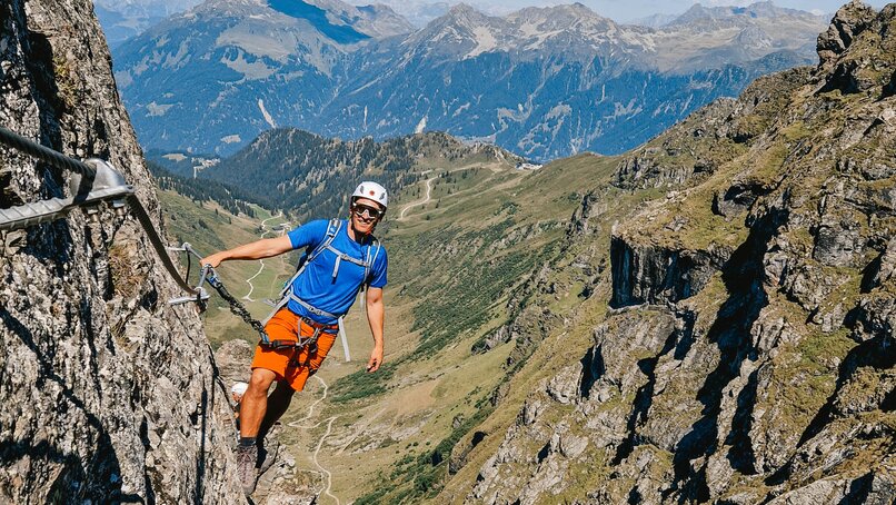Ein Kletterer an der Wand des Klettersteig Madrisella in der Silvretta Montafon. | © Silvretta Montafon - Vanessa Strauch