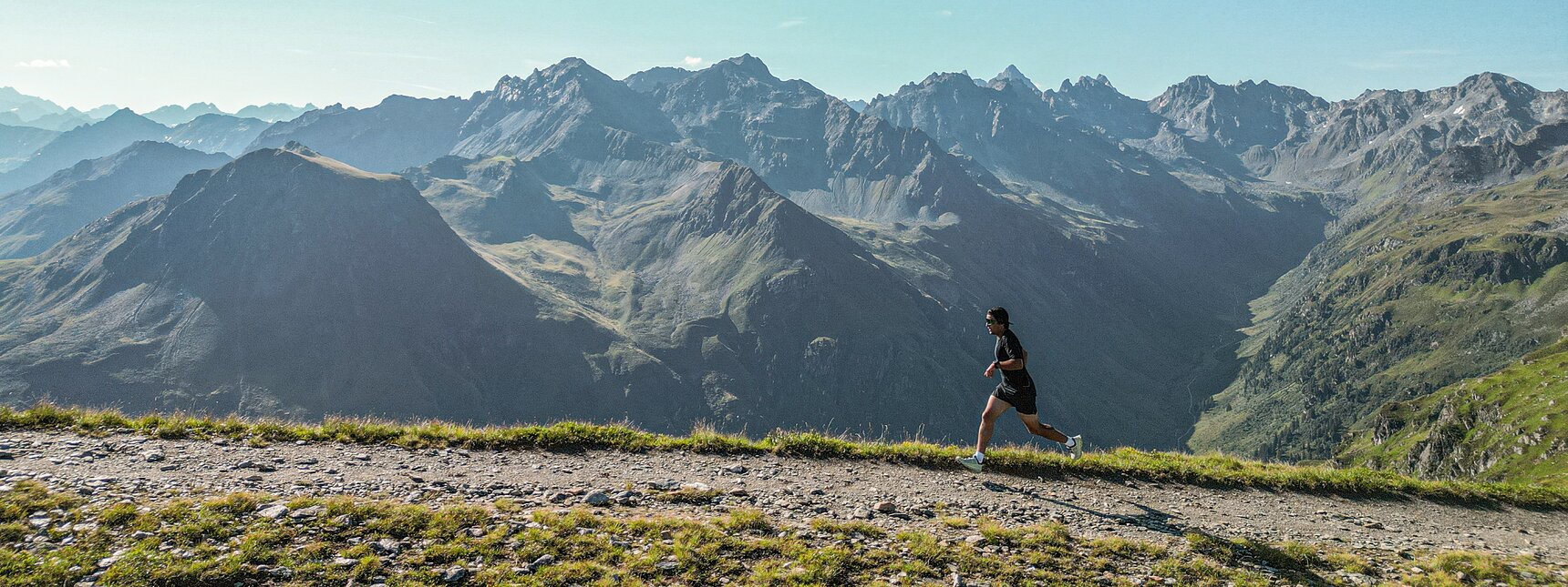 Ein Trailrunner auf einem aussichtsreichem Trail in der Silvretta Montafon.   | © Silvretta Montafon - Vanessa Strauch