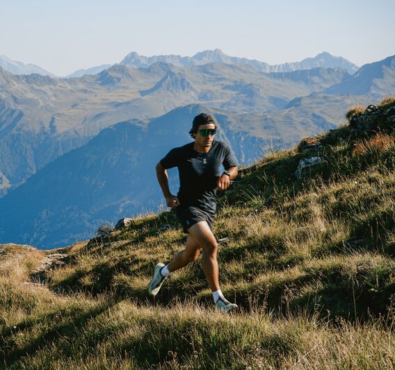 Ein Trailrunner beim Laufen in den Bergen der Silvretta Montafon. | © Silvretta Montafon - Vanessa Strauch