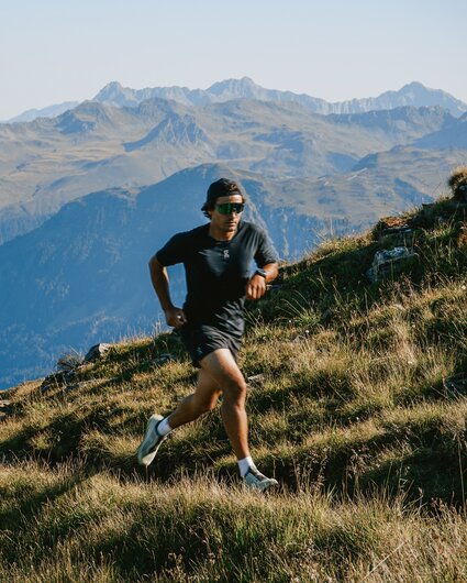 Ein Trailrunner beim Laufen in den Bergen der Silvretta Montafon. | © Silvretta Montafon - Vanessa Strauch