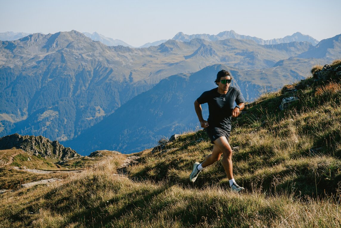 Ein Trailrunner beim Laufen in den Bergen der Silvretta Montafon. | © Silvretta Montafon - Vanessa Strauch