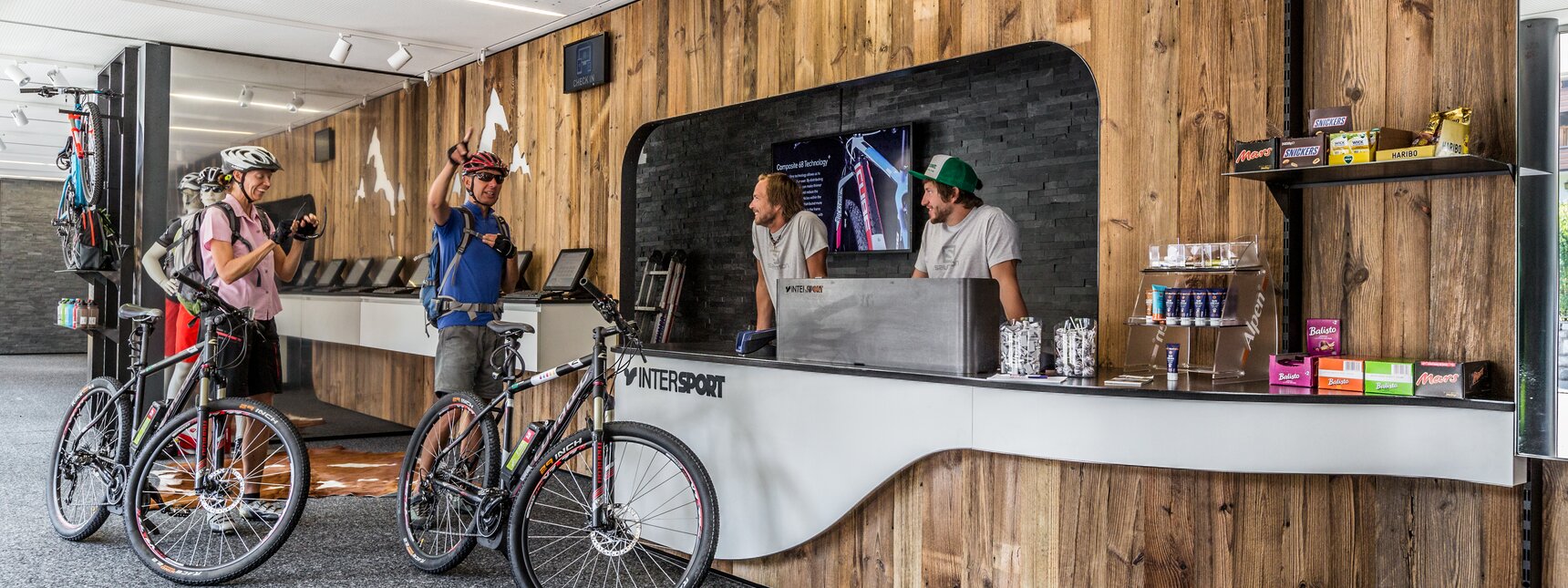 Innenansicht des Verleih Standortes vom Intersport Schruns Zentrum in der Silvretta Montafon im Sommer. | © Silvretta Montafon