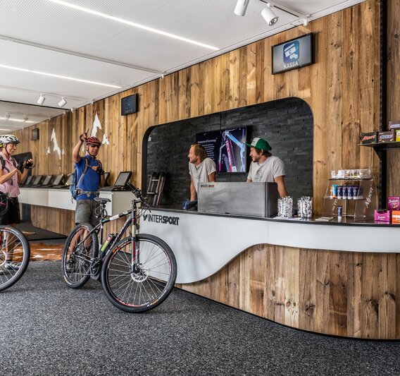 Innenansicht des Verleih Standortes vom Intersport Schruns Zentrum in der Silvretta Montafon im Sommer. | © Silvretta Montafon