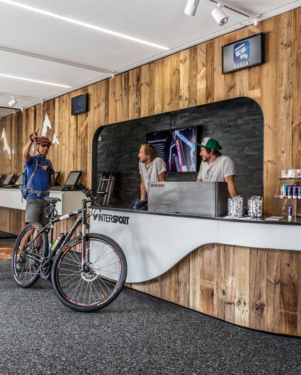 Innenansicht des Verleih Standortes vom Intersport Schruns Zentrum in der Silvretta Montafon im Sommer. | © Silvretta Montafon