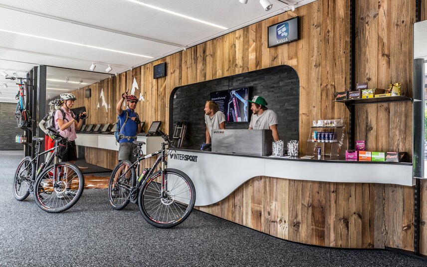Innenansicht des Verleih Standortes vom Intersport Schruns Zentrum in der Silvretta Montafon im Sommer. | © Silvretta Montafon
