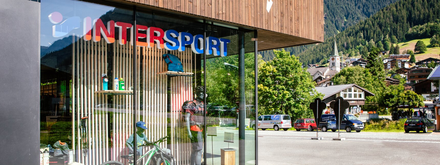 Die Aussenansicht des Intersport Valisera Tal in der Silvretta Montafon im Sommer. | © Silvretta Montafon