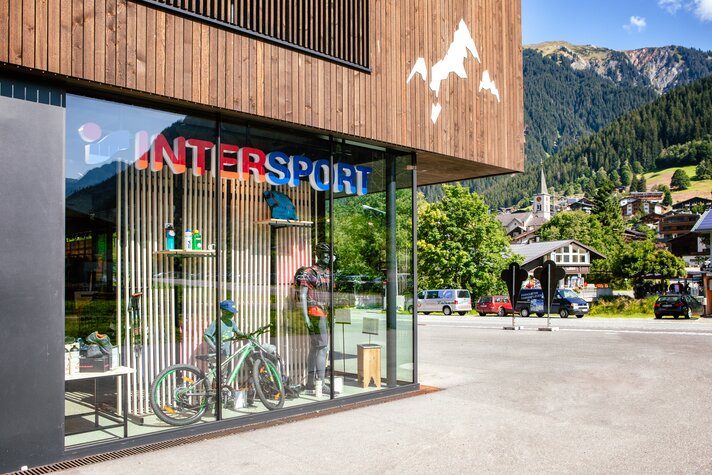 Die Aussenansicht des Intersport Valisera Tal in der Silvretta Montafon im Sommer. | © Silvretta Montafon