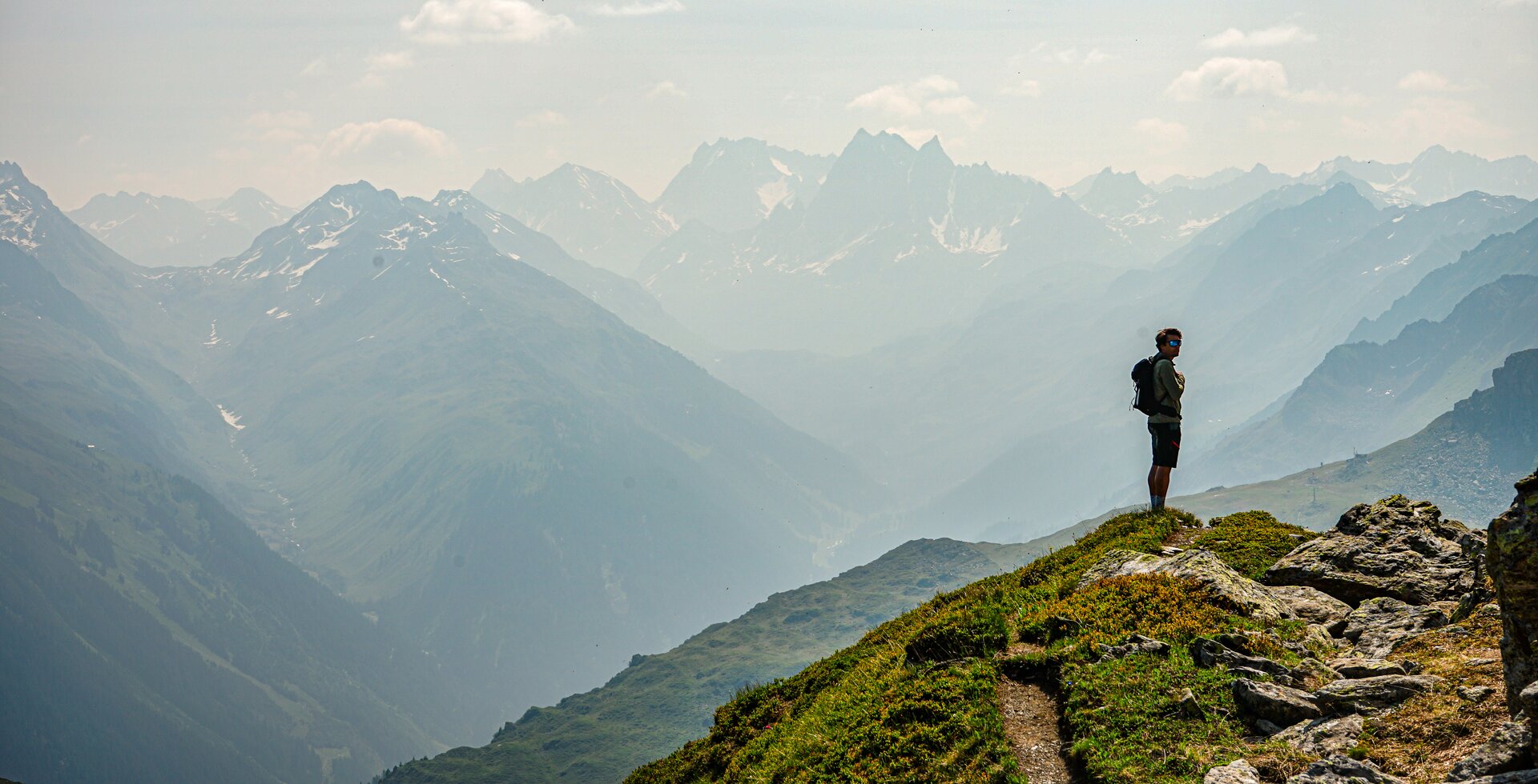 Ausblicke beim Wandern - Silvretta Montafon | © Silvretta Montafon - Vanessa Strauch Ein Wanderer am Grat mit Aussicht über die Gipfel der Silvretta Montafon. | © Silvretta Montafon - Vanessa Strauch