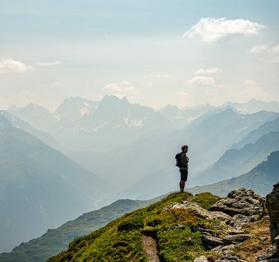 Ein Wanderer am Grat mit Aussicht über die Gipfel der Silvretta Montafon. | © Silvretta Montafon - Vanessa Strauch