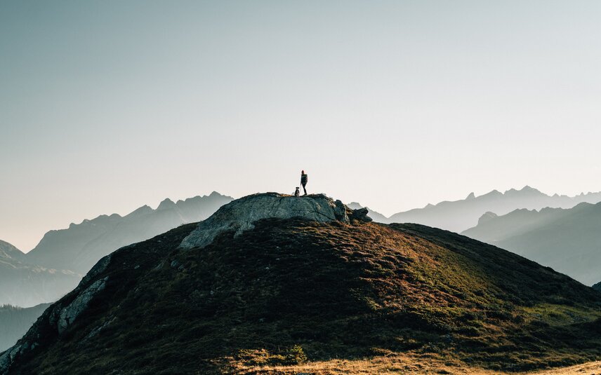 Eine Wanderin mit Panoramablick in der Silvretta Montafon. | © Silvretta Montafon - Friederike Weber