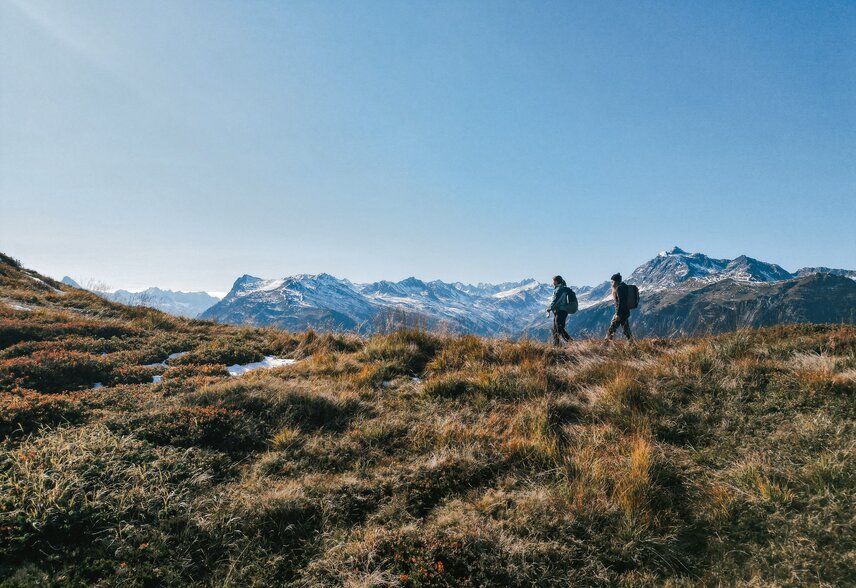 Zwei Frauen wandern im Herbst in der Silvretta Montafon | © Silvretta Montafon - Vanessa Strauch