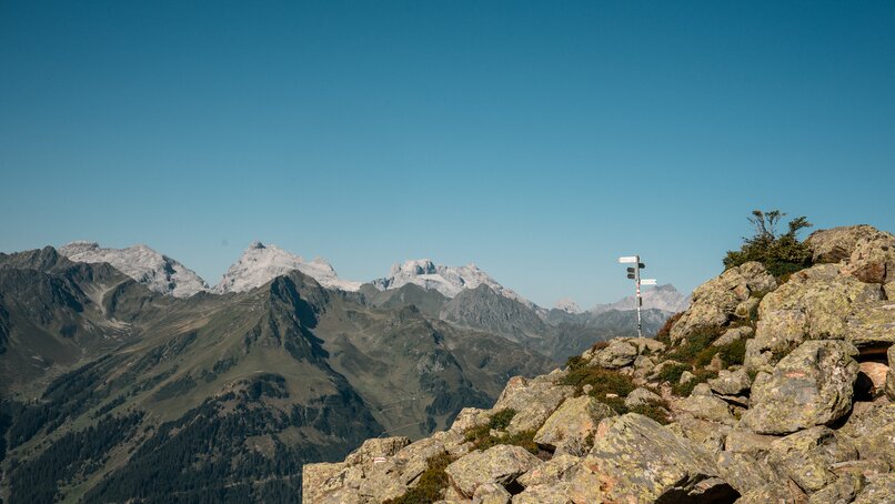 Ein Wegweiser zur Alpgues entlang des Wanderweges in der Silvretta Montafon. | © Silvretta Montafon - Vanessa Strauch