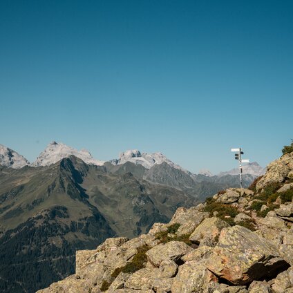 Ein Wegweiser zur Alpgues entlang des Wanderweges in der Silvretta Montafon. | © Silvretta Montafon - Vanessa Strauch