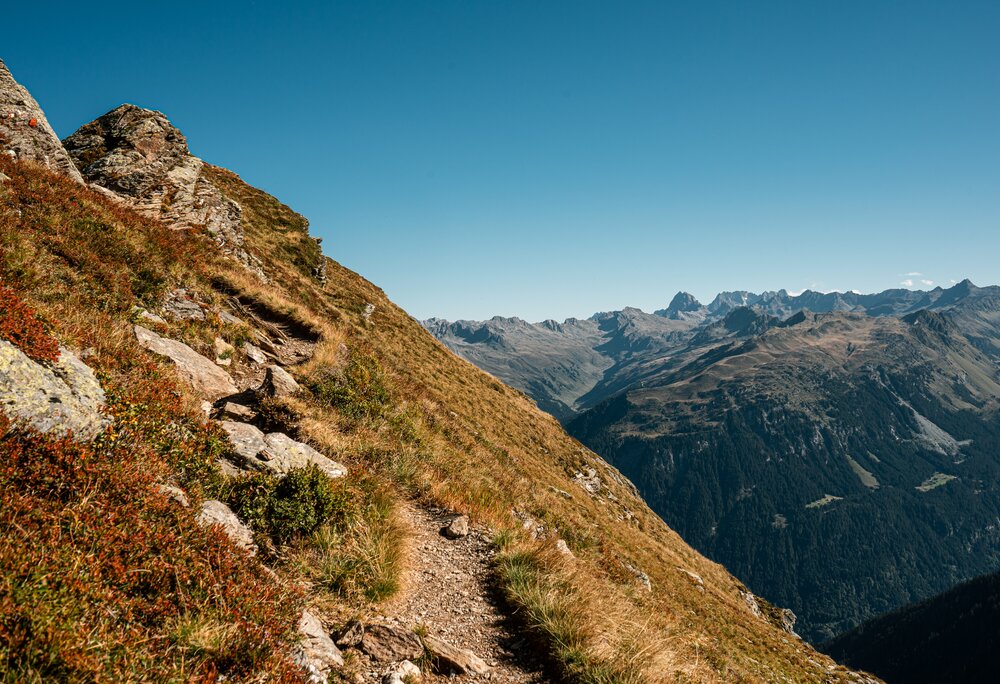 Wanderweg und Aussicht auf die umliegenden Berge in der Silvretta Montafon. | © Silvretta Montafon - Vanessa Strauch