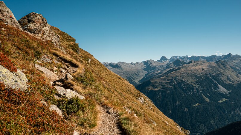 Wanderweg und Aussicht auf die umliegenden Berge in der Silvretta Montafon. | © Silvretta Montafon - Vanessa Strauch