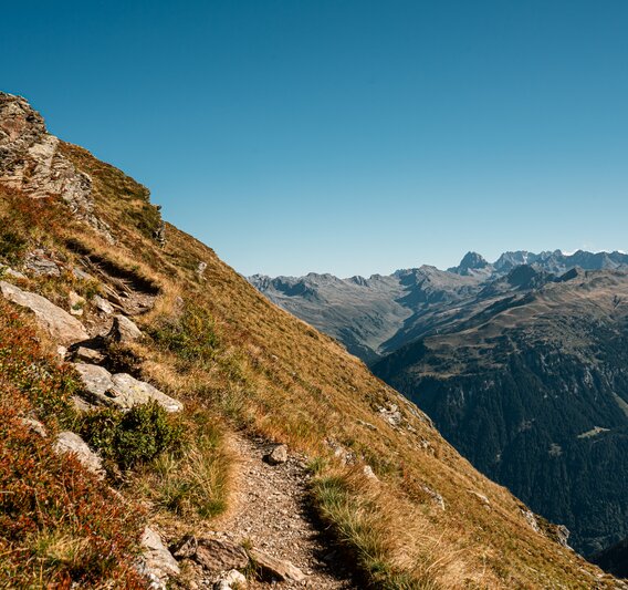 Wanderweg und Aussicht auf die umliegenden Berge in der Silvretta Montafon. | © Silvretta Montafon - Vanessa Strauch