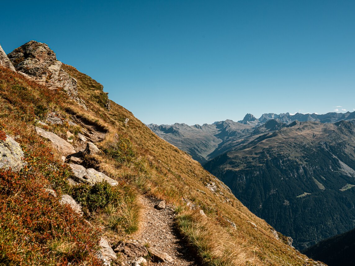 Wanderweg und Aussicht auf die umliegenden Berge in der Silvretta Montafon. | © Silvretta Montafon - Vanessa Strauch
