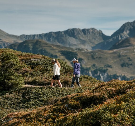 Zwei Frauen beim Wandern und einem Grat mit Weitblick im Herbst in der Silvretta Montafon. | © Silvretta Montafon - Vanessa Strauch