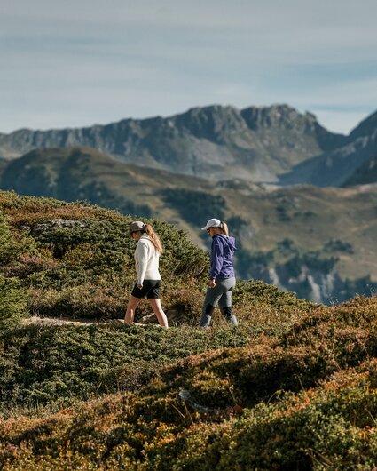 Zwei Frauen beim Wandern und einem Grat mit Weitblick im Herbst in der Silvretta Montafon. | © Silvretta Montafon - Vanessa Strauch