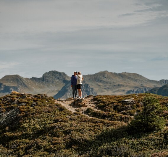 Zwei Frauen beim Wandern und einem Grat mit Weitblick im Herbst in der Silvretta Montafon. | © Silvretta Montafon - Vanessa Strauch