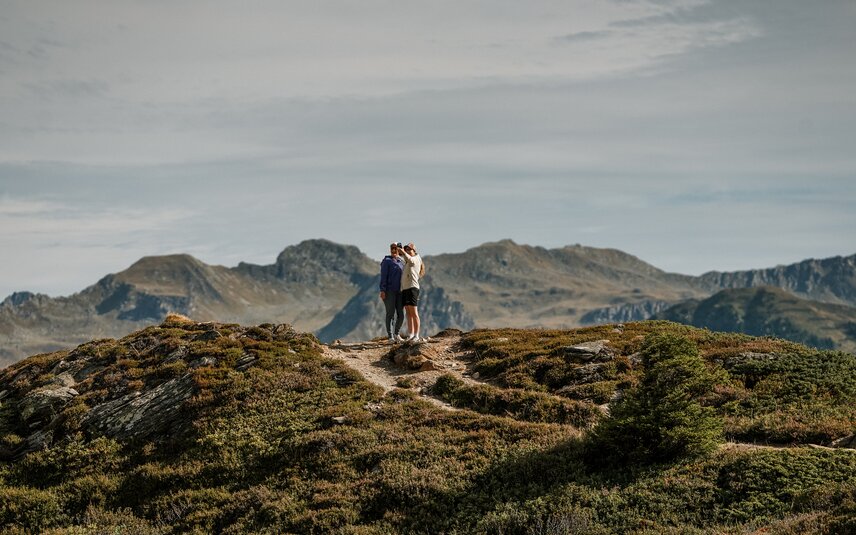 Zwei Frauen beim Wandern und einem Grat mit Weitblick im Herbst in der Silvretta Montafon. | © Silvretta Montafon - Vanessa Strauch