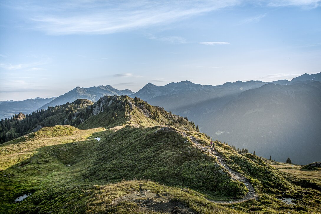 Aussicht Richtung Gantakopf mit zwei Wanderen auf dem Weg. | © Silvretta Montafon - Daniel Zangerl