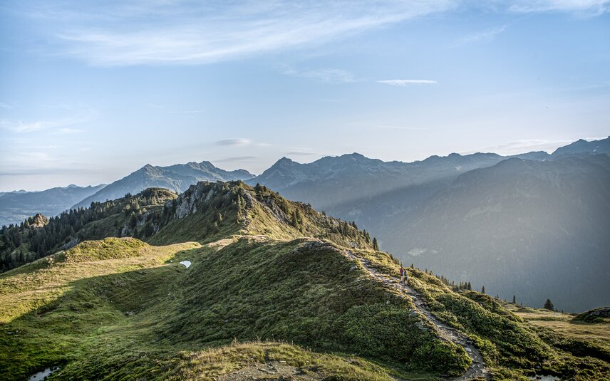 Aussicht Richtung Gantakopf mit zwei Wanderen auf dem Weg. | © Silvretta Montafon - Daniel Zangerl